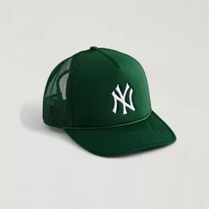 NY Yankees Green Trucker Hat – Urban Outfitters Exclusive